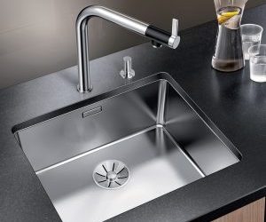 Lavapjata rrjedh ujë nga tubat fresibël