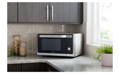 Mikrovala e kuzhinës mban arome të djegur