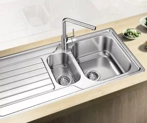 Rrjedh uje te grupi I lavapjatës