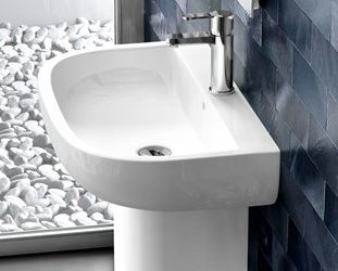 Lavamani i tualetit rrjedh ujë të shkarkimi