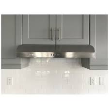 Aspiratori i kuzhinës bën masë dhe rrëzon automatin kur ndizet.