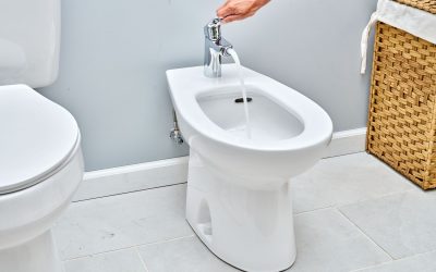 Bideja rrjedh ujë te shkarkimi